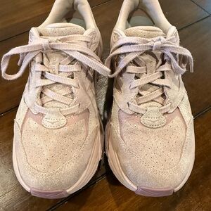 Hoka Clifton L suede - Pale Mauve is the color